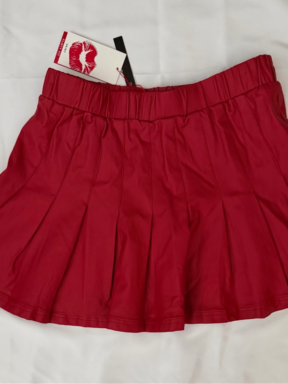Red Pleated Mini Skirt with Lip Print Tag - Picture 3 of 6